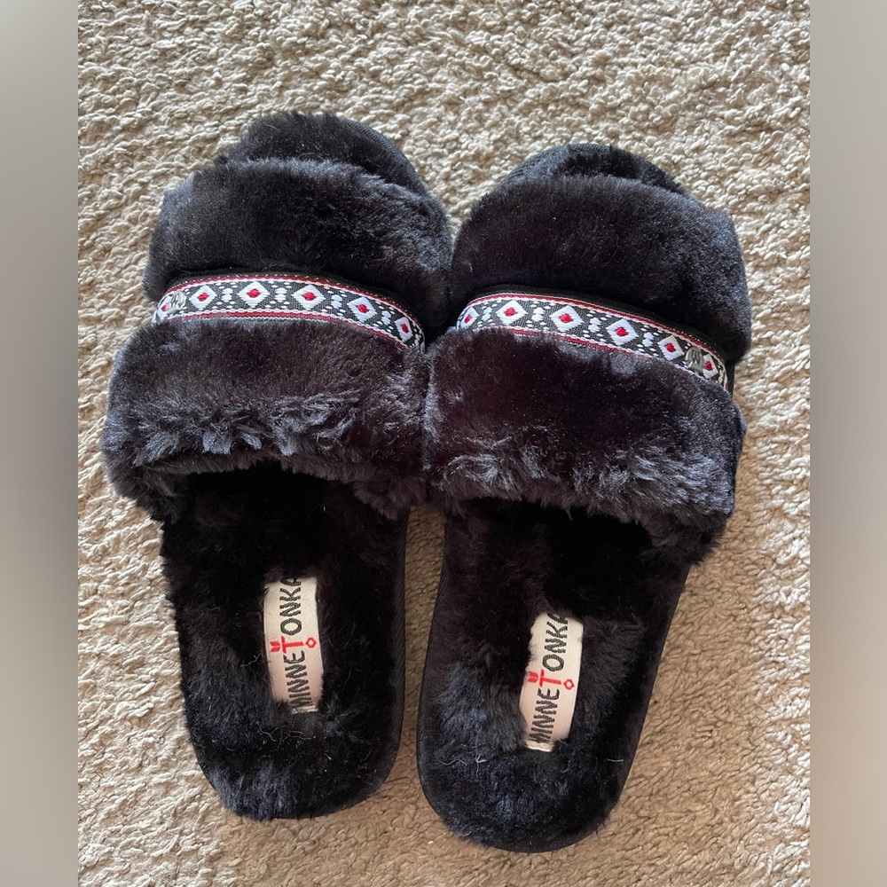 Minnetonka black faux fur open toe slippers